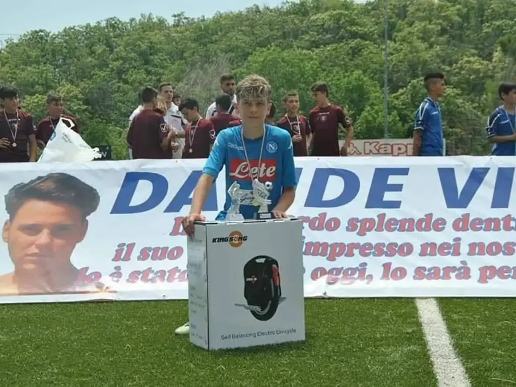 Premiazione davanti allo striscione «Davide vive»