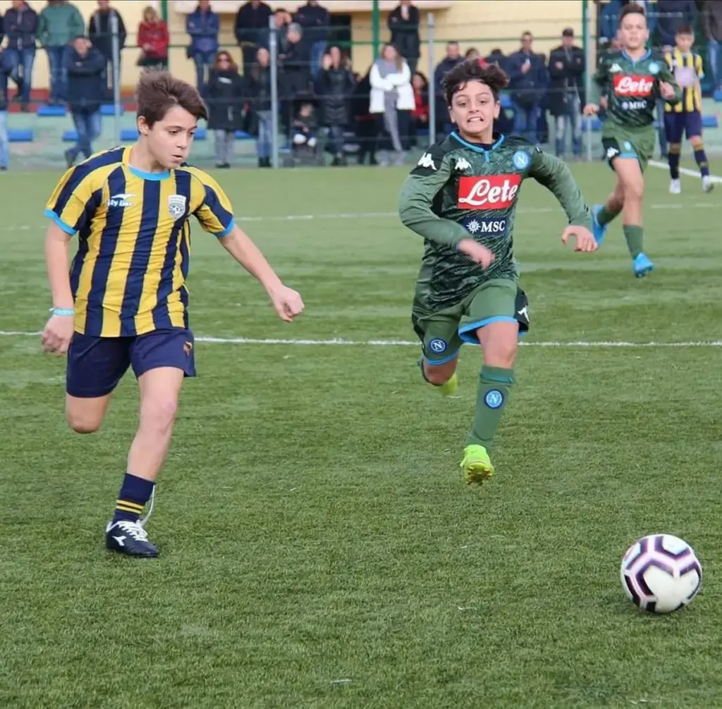 Contrasto tra due giovani calciatori