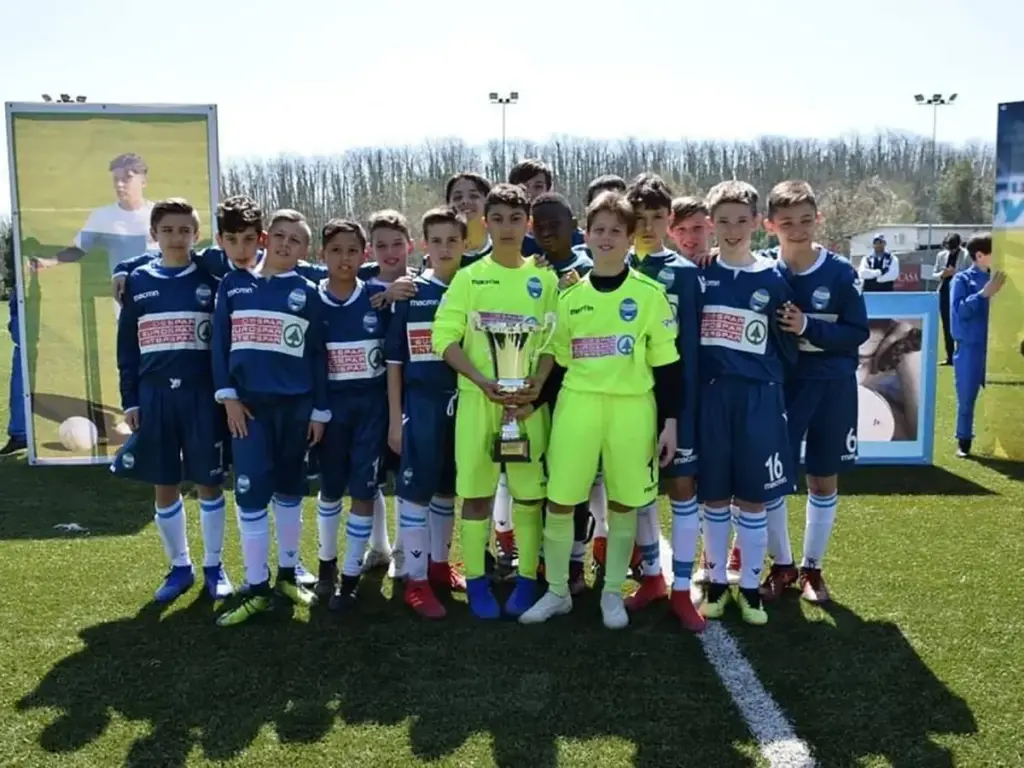 Squadra con la coppa del torneo