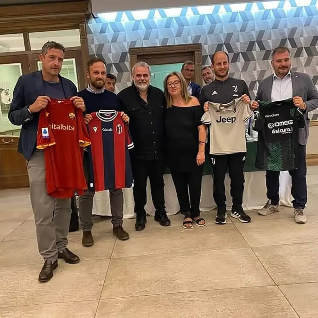 Dirigenti dei club con le maglie
